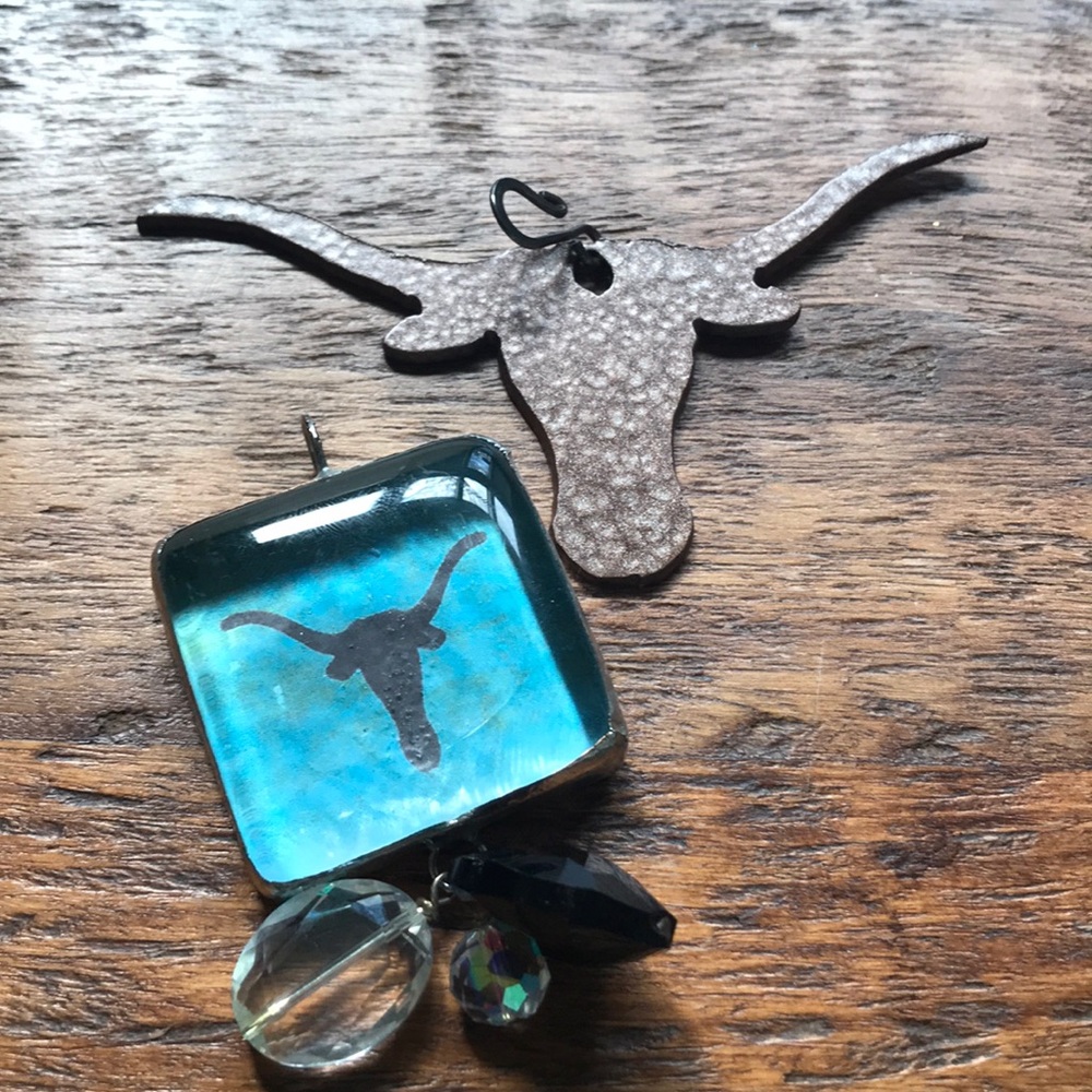 Longhorn pendant lot
